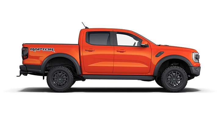 Ein orangenfarbener Ford Raptor Pickup-Truck in Seitenansicht, mit robustem Design und Offroad-Reifen.